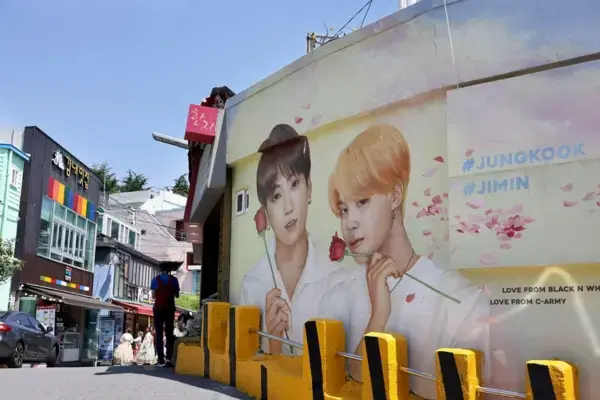 Mural em Busan com pintura de Jimin e Jungkook em rua