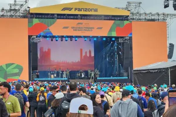 Público assistindo a show no palco da F1 Fanzone em Interlagos
