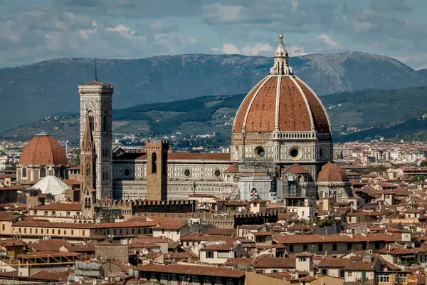 Cúpula da Catedral de Santa Maria del Fiore e Campanário de Giotto vistos do alto em Florença