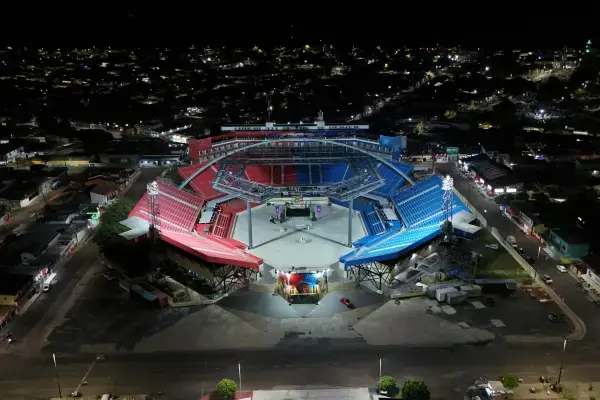 Bumbódromo de Parintins iluminado à noite, com arquibancadas azul e vermelha