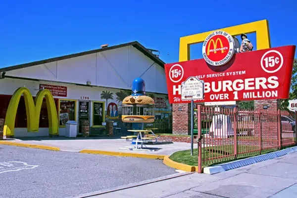 First Original McDonald’s Museum, em San Bernardino, Califórnia, com fachada inspirada no primeiro restaurante da rede.