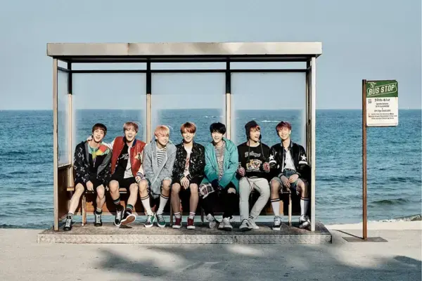 BTS sentados no ponto de ônibus de Jumunjin Beach para o álbum You Never Walk Alone