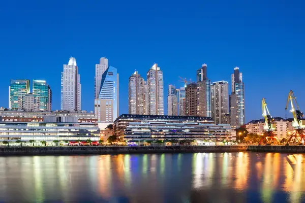 Paisagem com luzes e rio em Puerto Madero