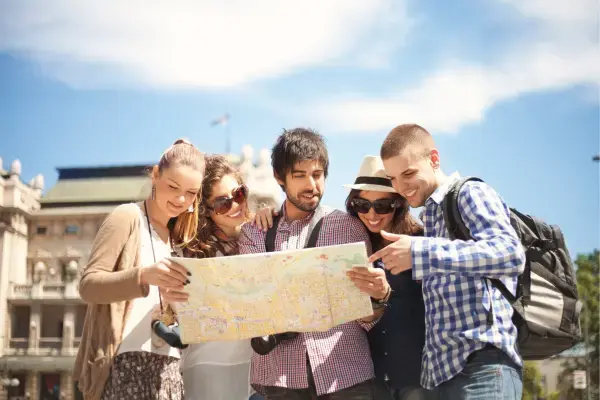 Grupo de amigos olhando mapa