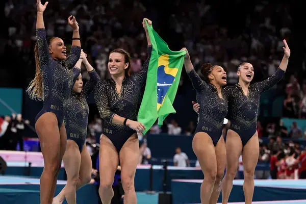 Atletas da equipe de ginástica artística reunidas durante a competição.