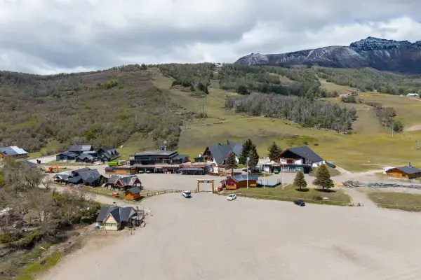 Cerro Chapelco com chalés e montanhas ao fundo em San Martín de los Andes