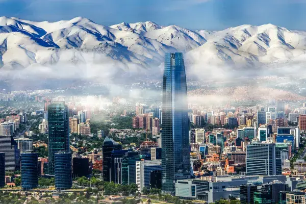 Skyline de Santiago do Chile com a Cordilheira dos Andes coberta de neve ao fundo