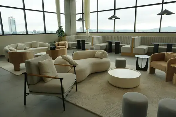 Área de descanso com sofás e poltronas em sala VIP de aeroporto