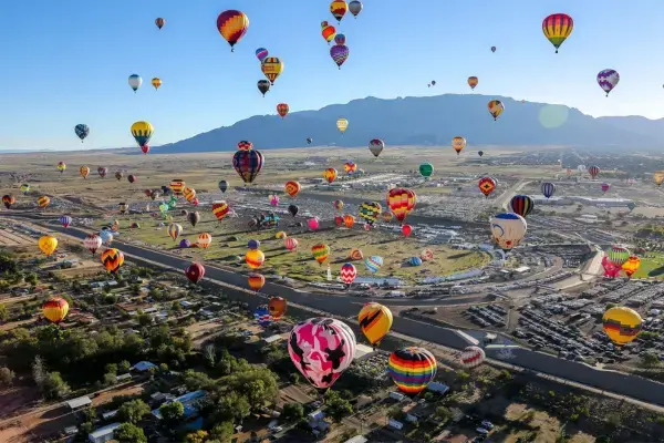 Vista aérea do Albuquerque International Balloon Fiesta, festival anual de balões no Novo México.