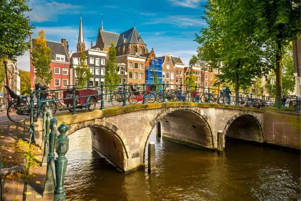 Ponte, bicicletas e paisagem de rio em Amsterdã