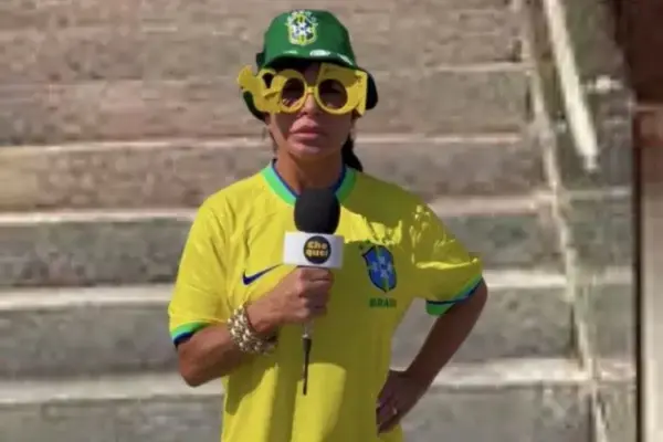 meme da gretchen na escadaria da festa dos Prêmios Multishow em 2018, ela está editada para demonstrar a importancia de ter um seguro viagem
