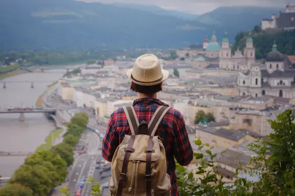 mochileiro olhando uma vista de penhasco