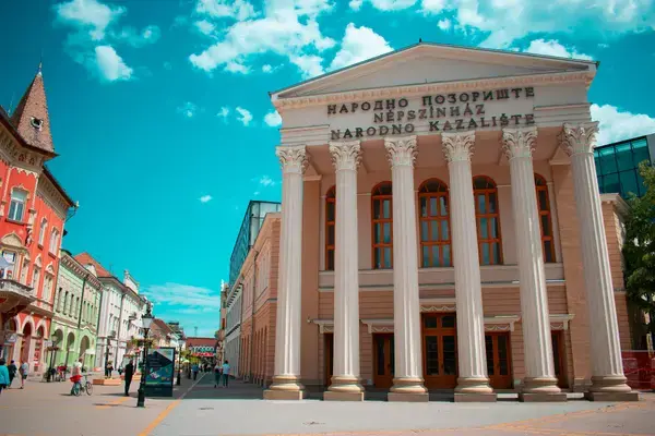 Fachada do Teatro Nacional de Subotica, com colunas e arquitetura histórica na Sérvia.