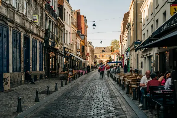 Rua antiga com restaurantes em Lille