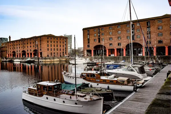 Royal Albert Dock em Liverpool com galpões históricos e museus gratuitos