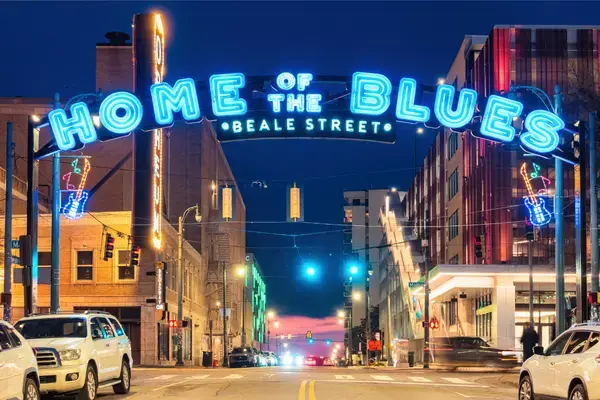 Home of the Blues na entrada da Beale Street em Memphis à noite