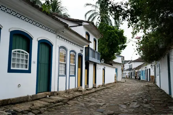 Casas coloniais em rua de Paraty, RJ