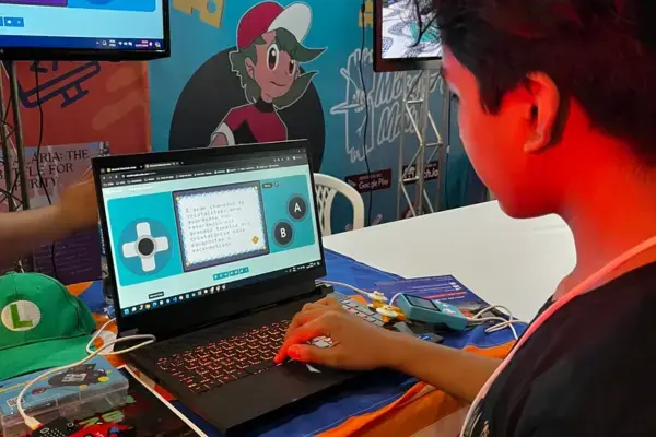 Visitante testa jogo indie na Arena Inovação do Tecnogame
