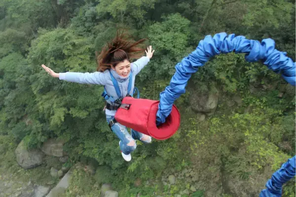 Bloukrans Bridge, mulher saltando de bungee jump