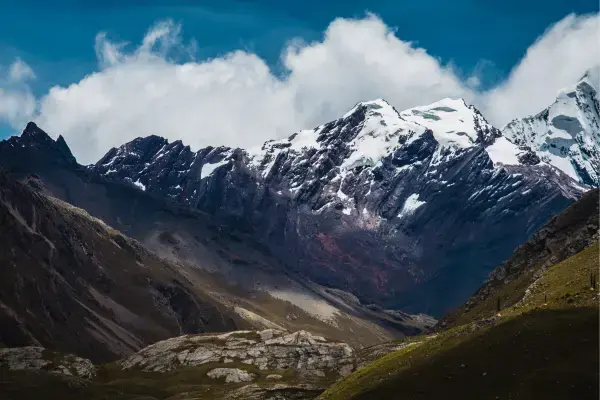 Picos nevados do Parque Nacional Huascarán com vales e céu azul em Huaraz, Peru