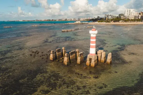 Farol listrado em vermelho e branco nas piscinas naturais de Maceió, Alagoas