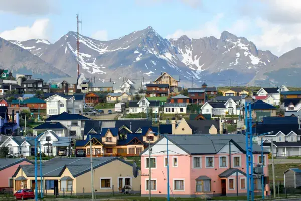 Casas coloridas de Ushuaia com montanhas nevadas ao fundo na Terra do Fogo, Argentina