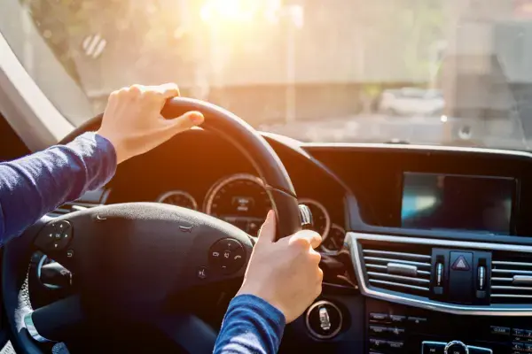 Mãos segurando volante de carro