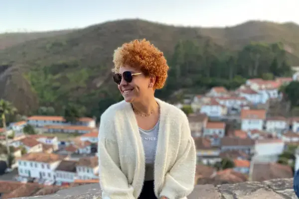 mulher sentada olhado de lado