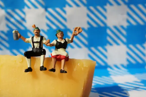 Bolo com decoração representando cultura típica alemã