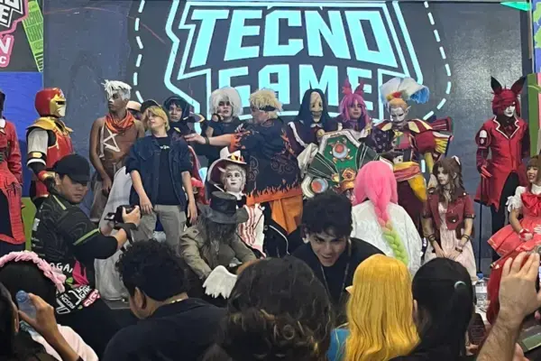 Cosplayers em concurso no palco da Arena Geek do Tecnogame