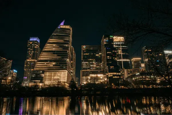 Noite com prédios iluminados na Congress Avenue Bridge em Austin, Texas