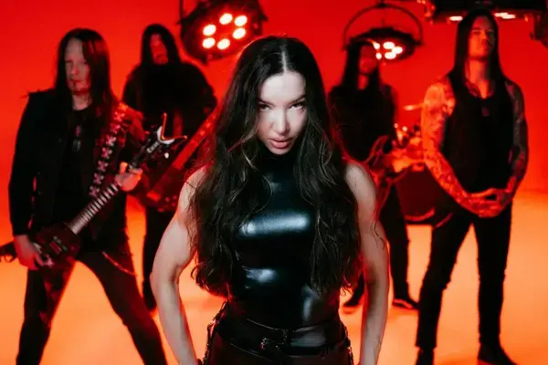 Arch Enemy em foto promocional com nova formação para 2026