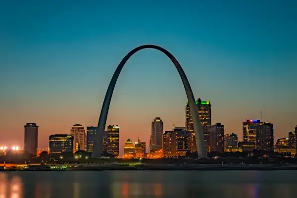Vista do Gateway Arch ao entardecer em St. Louis, Missouri, na Rota 66.