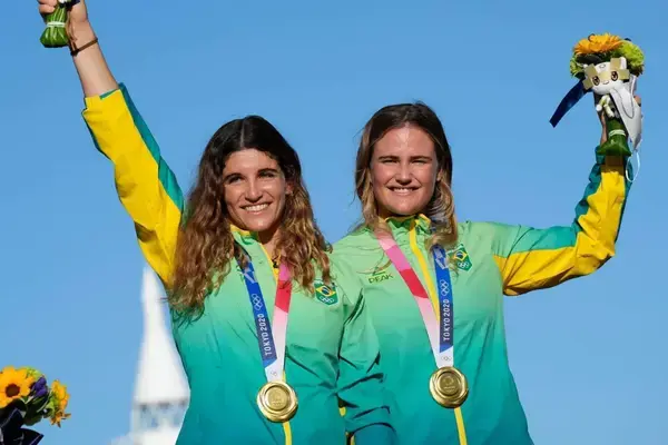 Martine Grael e Kahena Kunze com medalhas de ouro olímpicas, representando o Brasil na vela, destaque do Sail GP no Brasil.