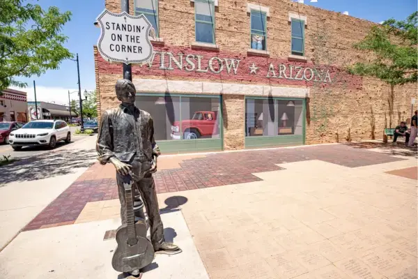 Estátua “Standin’ on the Corner” em Winslow, Arizona, referência à música “Take It Easy”, dos Eagles, na Rota 66.