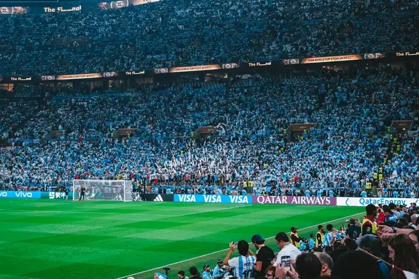 Estádio lotado de torcedores durante partida da Copa do Mundo