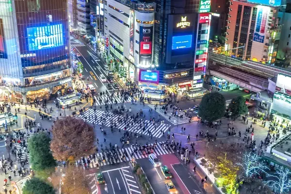 Vista aérea noturna do cruzamento de Shibuya em Tokyo, Japão