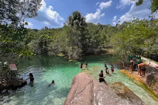 Turistas tomando banho em poço de águas cristalinas em Presidente Figueiredo, Amazonas.