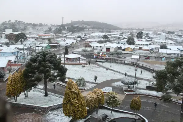 Praça Manoel Pinto de Arruda coberta de geada no centro de Urupema, Santa Catarina