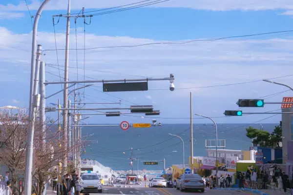 Rua de Busan descendo até o mar azul em um dia ensolarado de céu limpo