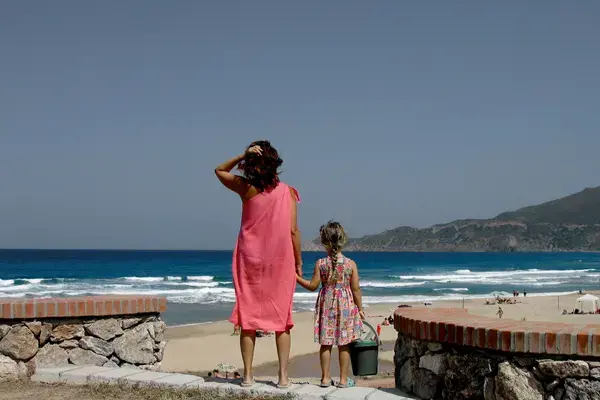 Mulher e criança observam o mar durante uma viagem