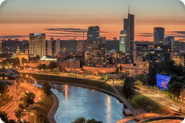 Vilnius durante o anoitecer. (Imagem: Reprodução | Internet)