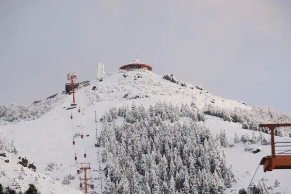 Teleféricos subindo o Cerro Catedral coberto de neve em Bariloche, Argentina