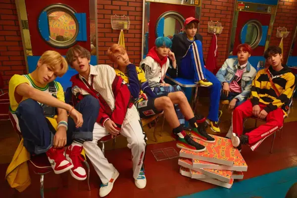 BTS durante ensaio fotográfico do álbum Love Yourself Her na Laundry Pizza