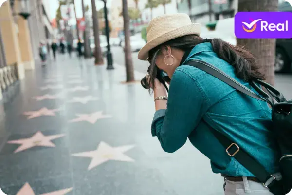 Mulher tirando foto da calçada da fama