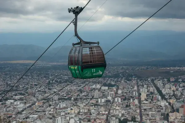 Teleférico com vista para a cidade de Salta