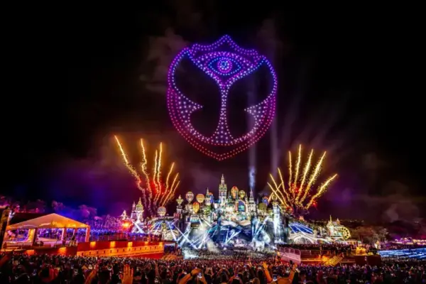 Palco principal do Tomorrowland na Bélgica com show de drones e fogos de artifício à noite