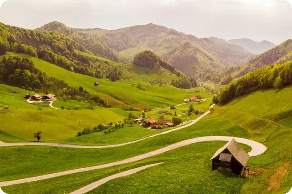 Vilarejo europeu de ritmo calmo, cenário típico de slow travel