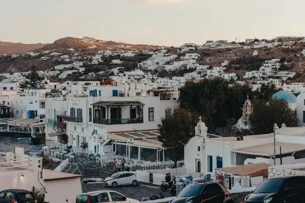 Casas brancas e construções tradicionais à beira-mar na ilha de Mykonos, Grécia