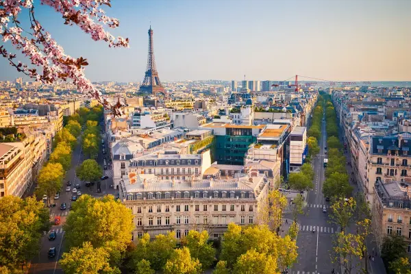 franca com crianças na primavera, torre eiffel ao fundo